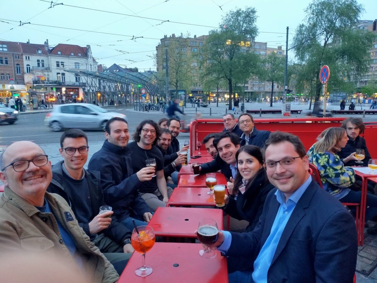 l' on. Castaldo in fondo a sinistra, attorniato da tutti noi